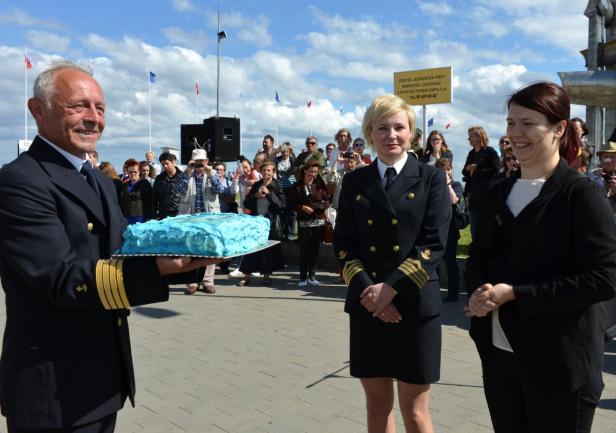 Kpt.ż.w. Ryszard Doraczyński z prezentem od Działu Armatorskiego - obok Katarzyna Muszyńska i Paulina Zych