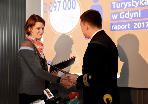 Podpisanie porozumienia między Gdynią i Akademią Morską podczas poniedziałkowej konferencji prasowej, fot. Jan Ziarnicki