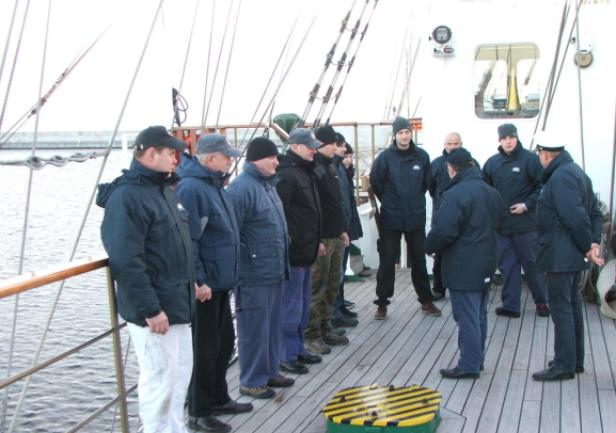 Poranną odprawę prowadzi starszy oficer Wiesław Suchocki  (fot. Aleksander Gosk)
