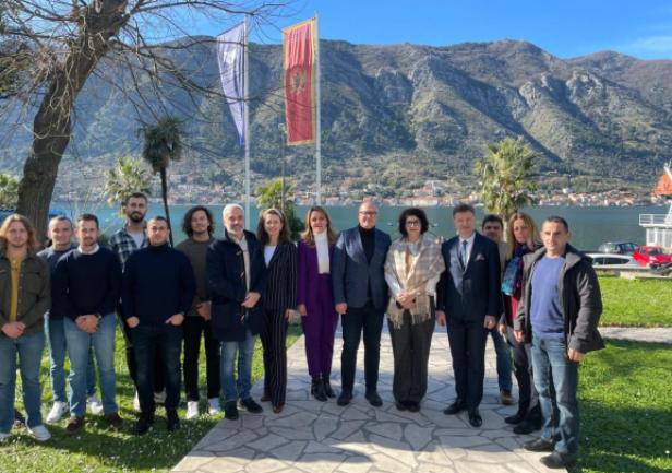 Zdjęcie wykonane 1.02.2023 r. przed budynkiem Wydziału Nauk Morskich Uniwersytetu Czarnogóry w Kotorze, stoją m.in.: dziekan prof. Špiro Ivošević– szósty z prawej, prodziekan prof. Milena Dževerdanović-Pejović – piąta z prawej, prodziekan prof. Tatijana Dlabač – druga z prawej, dr inż. Piotr Kopacz (UMG) – czwarty z prawej