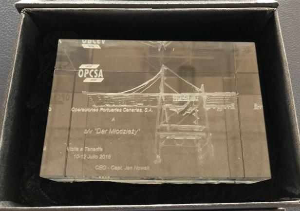 Pamiątkowa plakieta dla \"Daru\" od wychowanka