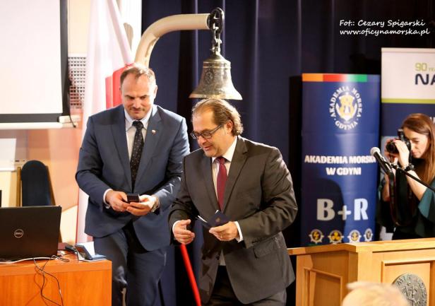 Minister Gospodarki Morskiej i Żeglugi Śródlądowej Marek Gróbarczyk i sekretarz Kongresu Krzysztof Siedlikowski