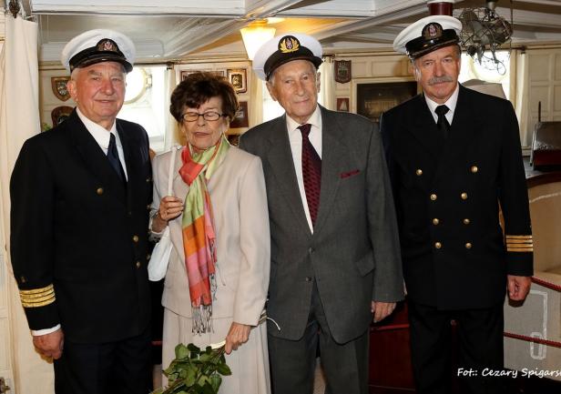 Kapitan Sokołowski z państwem Wajdami i kpt.ż.w. Stefanem Krelą w salonie \"Daru Pomorza\"