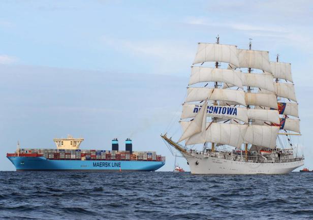 Sierpień 2013 - \"Dar Młodzieży\" asystuje \"Maersk Mc-Kinney Moeller\", fot. Tomasz Degórski