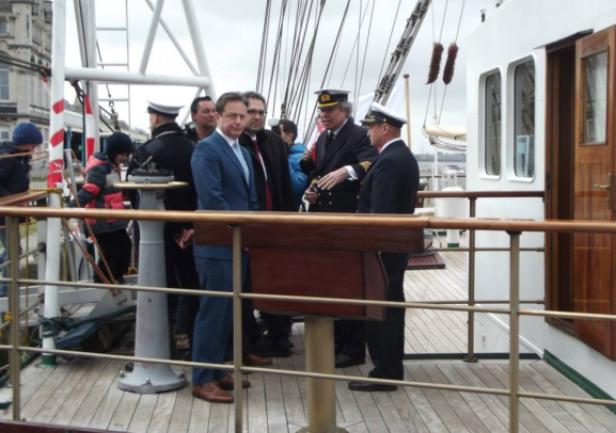 Mer Antwerpii oraz dyrektor belgijskiej Uczelni podejmowani przez komendanta kpt.ż.w. Marka Menke