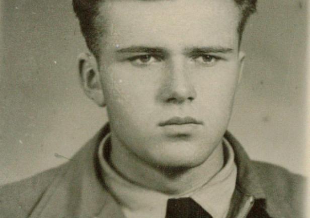 Andrzej Drapella - zdjęcie na podaniu o przyjęcie do pracy na \"Dar Pomorza\" (1950 r. - archiwum AMG)