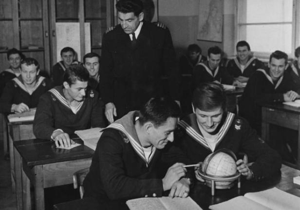 Kapitan Borchardt podczas zajęć z astronawigacji