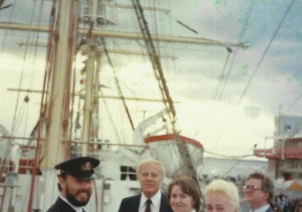 II oficer Bogusław Sadkowski z gośćmi na pokładzie