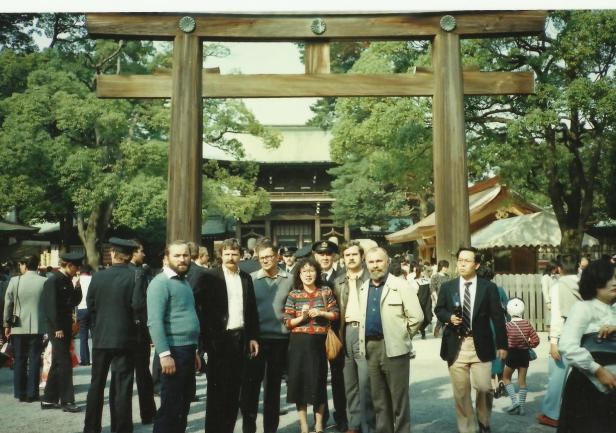 Członkowie załogi podczas zwiedzania świątyni Meiji Jingu