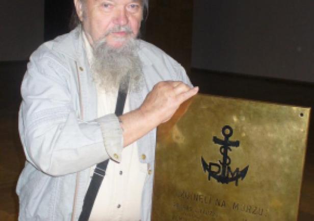 Witold Tarasiewicz z odzyskaną tablicą