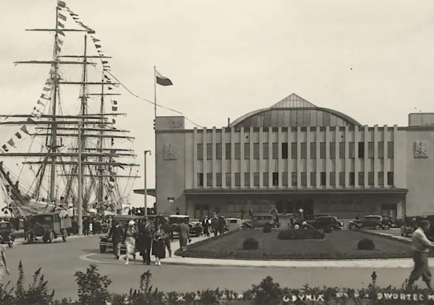 \"Dar Pomorza\" w gali banderowej przy Dworcu Morskim po powrocie z rejsu dookoła świata. Widoczna wstęga na krojcmaszcie obrazująca ilość przebytych mil morskich.