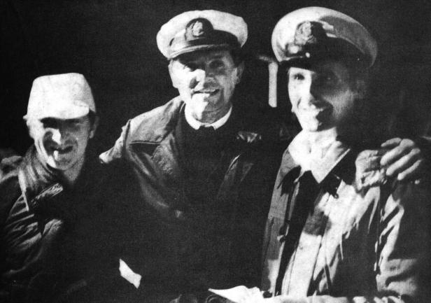 Zwycięstwo! - komendant Tadeusz Olechnowicz, z prawej starszy oficer Mirosław Łukawski, z lewej II oficer Henryk Śniegocki
