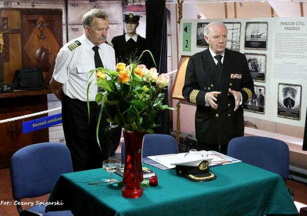 Prezes Towarzystwa Przyjaciół \"Daru Pomorza\" kpt.ż.w. Stefan Krella i kpt.ż.w. Leszek Górecki