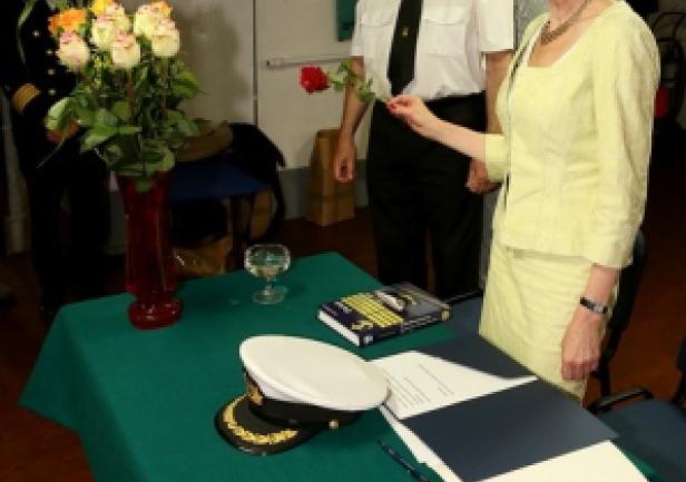 Moment \"wodowania\" - matka chrzestna pani Elżbieta Górecka-Sołtysiak