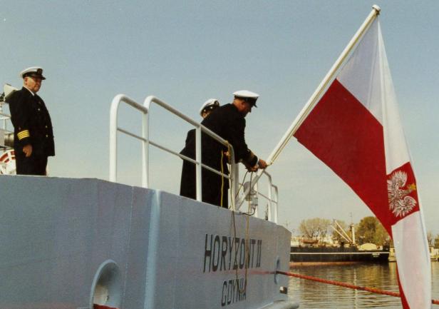 starszy oficer, kpt.ż.w. Roman Matulewski podnosi banderę na \"Horyzoncie II\"