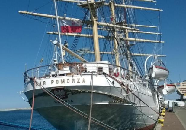 \"Dar Pomorza\" żegna swojego kapitana (fot. Aleksander Gosk)