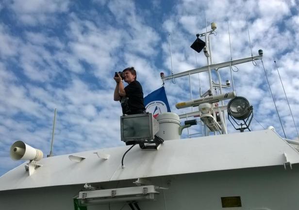 Pani kapitan fotografuje