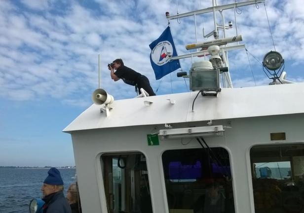 Pani kapitan fotografuje